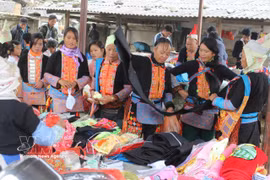十二楼集市总是热闹非凡，买卖人群熙熙攘攘。图片来源：越通社