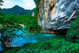 峰衙-几榜（Phong Nha – Kẻ Bàng）国家公园内的峰衙洞洞口外的景色美如一幅画。图片来源：越通社