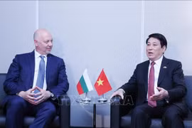 越南国家主席梁强会见保加利亚总理罗森·热利亚兹科夫。图自越通社