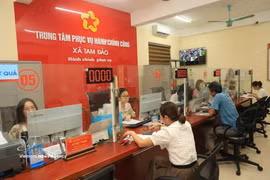 通过加强干部数字化转型培训，三岛乡政务服务事项按时办结率接近100%，有效提升了服务群众的质量。图片来源：越通社