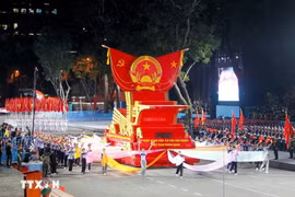 载有越南社会主义共和国国徽花车在2025年4月25日第二次阅兵、游行合练中巡游。图自越通社