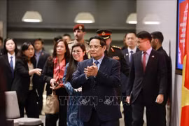 政府总理范明政和夫人会见越南驻科威特大使馆工作人员及旅科越南人。图自越通社