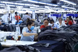 日本STX（越南）公司在新金工业区（西宁省）生产服务出口的服装。图片：越通社
