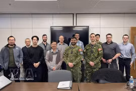 加拿大皇家军事学院越南专家和科学家网络（CVSEA）主席武越兴副教授（上排左三）与学员及成员合影留念。武越兴供图