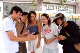 在旅途中，游客在指导下通过智能手机查询旅游信息，从而更便捷地探索宣光省。图片来源：越通社