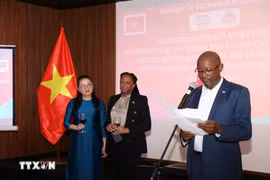 莫桑比克外交与合作部亚洲与大洋洲司司长何塞·安东尼奥·阿尔贝托·马辛赫（José António Alberto Matsinhe）在纪念活动上致辞。 图自越通社