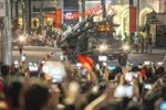 首次在巴亭广场进行阅兵活动综合演练：人们都兴高采烈地观看