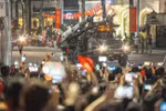 首次在巴亭广场进行阅兵活动综合演练：人们都兴高采烈地观看