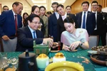 越泰两国总理参观共同参观越南具有特色的手工艺品展示空间