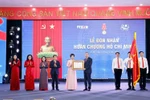 苏林总书记向越南通讯社授予第三枚胡志明勋章。图自越通社