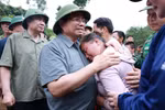 越南政府总理范明政总理前往奠边省沙容乡，看望慰问并鼓励因暴雨洪灾而有亲人遇难的家庭。图自越通社