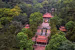 昆山名胜遗迹区的亮点是供奉民族英雄、世界文化名人阮廌的祠庙。祠庙位于五岳麒麟山脚下，背靠祖山，形成“左青龙、右白虎”的格局。图自越通社