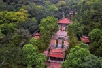 昆山名胜遗迹区的亮点是供奉民族英雄、世界文化名人阮廌的祠庙。祠庙位于五岳麒麟山脚下,背靠祖山,形成“左青龙、右白虎”的格局。图自越通社