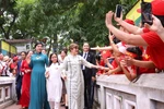越共中央总书记苏林夫人与古共中央第一书记、古巴共和国主席夫人参观玉山祠