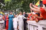 越共中央总书记苏林夫人与古共中央第一书记、古巴共和国主席夫人参观玉山祠