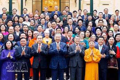 越共中央总书记、国家主席苏林同党、国家及越南祖国阵线领导同志同国会少数民族代表合影。图自越通社