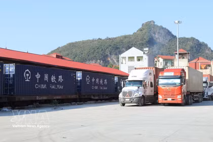 通过谅山省同登国际铁路车站口岸的进出口货物运输车辆。图自越通社