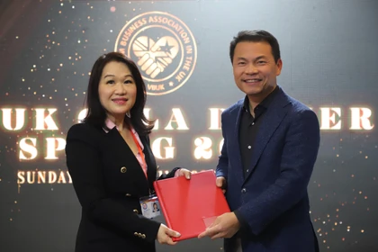 英国越南企业家协会主席阮氏离黎与比利时—越南企业家协会主席阮成荣交换关于加强两会合作的谅解备忘录（MOU）。图自越通社