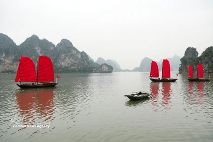 下龙湾与兰夏湾跨遗产区海上旅游线路正式开通。图自越通社