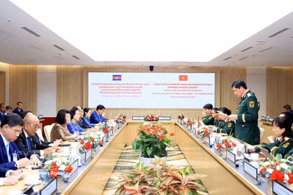 柬埔寨国会主席访问越南军队电信工业集团。图自越通社