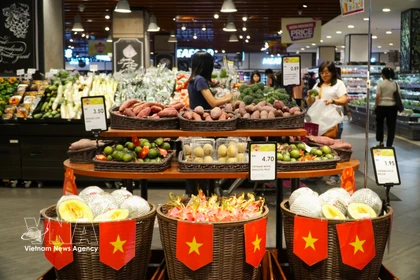 在马来西亚永旺超市入口处摆放越南商品。图自越通社