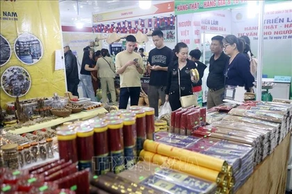 2026年岘港春节展销会吸引众多消费者前来参观购物。图自越通社