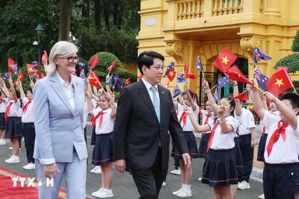 河内少年儿童挥舞着越南与澳大利亚两国国旗，热烈欢迎澳大利亚总督萨姆·莫斯廷（Sam Mostyn）及其丈夫对越南进行国事访问。图自越通社