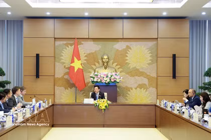 越南国会副主席阮鸿延在河内会见欧盟商会代表团。图自越通社