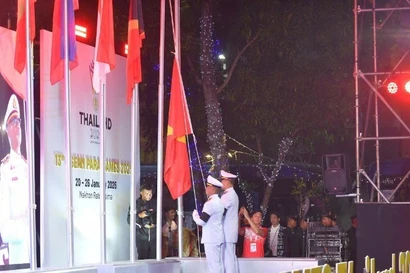 第13届东南亚残疾人运动会升旗仪式。图片来源：nhandan.vn