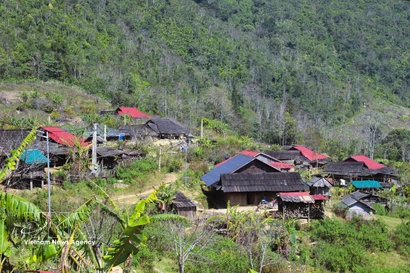 赫蒙族同胞在怀门村的粮仓采用两层结构，以木材建造并铺设杉木屋顶，独立于居住区，用于存放稻谷、木薯、红薯及玉米等农产品。