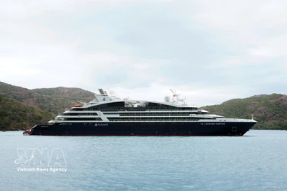 隶属法国庞洛邮轮公司（Compagnie du Ponant）的高端邮轮“雅克卡地亚”号(Le Jacques Cartier)靠泊滨潭（Bến Đầm）港。图片来源：越通社