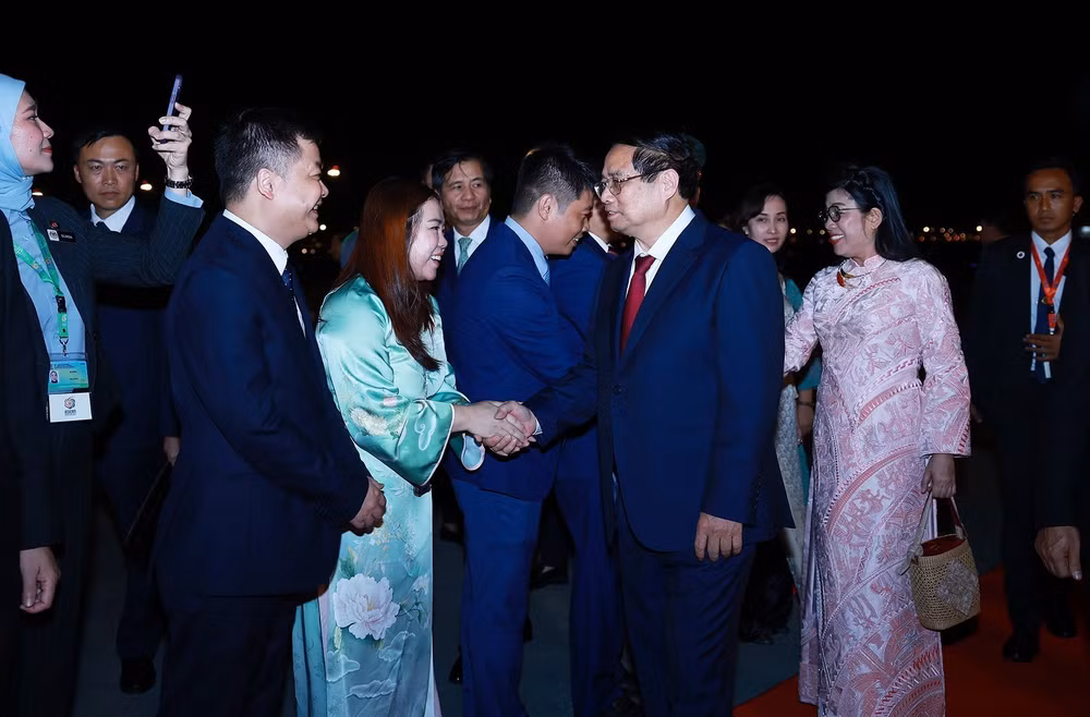 vna-potal-thu-tuong-va-phu-nhan-bat-dau-chuyen-tham-chinh-thuc-malaysia-va-tham-du-hoi-nghi-cap-cao-asean-lan-thu-46-8052350.jpg