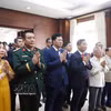 各位代表在胡志明主席瞻仰室上香。图自越通社