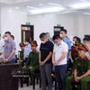 庭审现场的各被告人。图自越通社