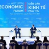 越南政府总理范明政在2025年秋季经济论坛上，同世界经济论坛（WEF）首席执行官斯特凡·梅根塔勒进行对话。图自越通社