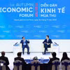 越南政府总理范明政在2025年秋季经济论坛上，同世界经济论坛（WEF）首席执行官斯特凡·梅根塔勒进行对话。图自越通社