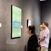 题为“本源”的绘画展上的参观者。图自越通社