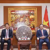 越南驻老挝大使阮明心会见了老挝人民革命党中央对外部部长本勒瓦·潘达努翁。图自越通社