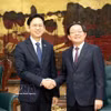越南政府副总理胡国勇（右）与韩国副总理兼科学技术信息通信部部长裴庆勋亲切握手。图自政府报