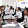 职能机构为企业和人民解决行政手续。图自越通社