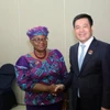 ,越南工贸部长阮鸿鸿延与世界贸易组织(WTO)总干事恩戈齐·奥孔乔·伊韦阿拉亲切握手。图自越通社