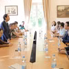 代表团与在德越侨代表就当地年轻一代的越南语教学情况进行了深入交流。图自越通社