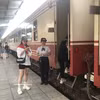 旅客在海防站上车前接受检票。图自越通社