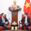 越南外交部副部长邓黄江会见英国驻越大使伊恩·弗鲁。图自越通社