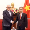 越南外交部部长黎怀忠与欧盟国际关系事务委员约瑟夫·西克拉合影。图自越通社