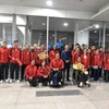 越南体育局副局长阮鸿明与越南残疾人体育代表团合影。图自越通社