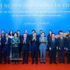 黎明兴总理与出席第33次外交会议的代表合影留念。图自越通社