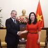 越南外交部副部长黎氏秋姮与越意企业论坛的意大利企业与制造部副部长瓦伦蒂诺·瓦伦蒂尼。图自越通社