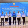 阮德才老师（左一）的“三轴平移相机机器人”倡议于2025年荣获越南劳动总联合会颁发的“劳动创新证书”。图自越通社