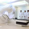 医生正在测试用于癌症治疗的直线加速器放射治疗系统的运行情况。图自越通社